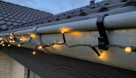 Lyskædeholder til tagrende - til nem & værktøjsfri montering af julelys
